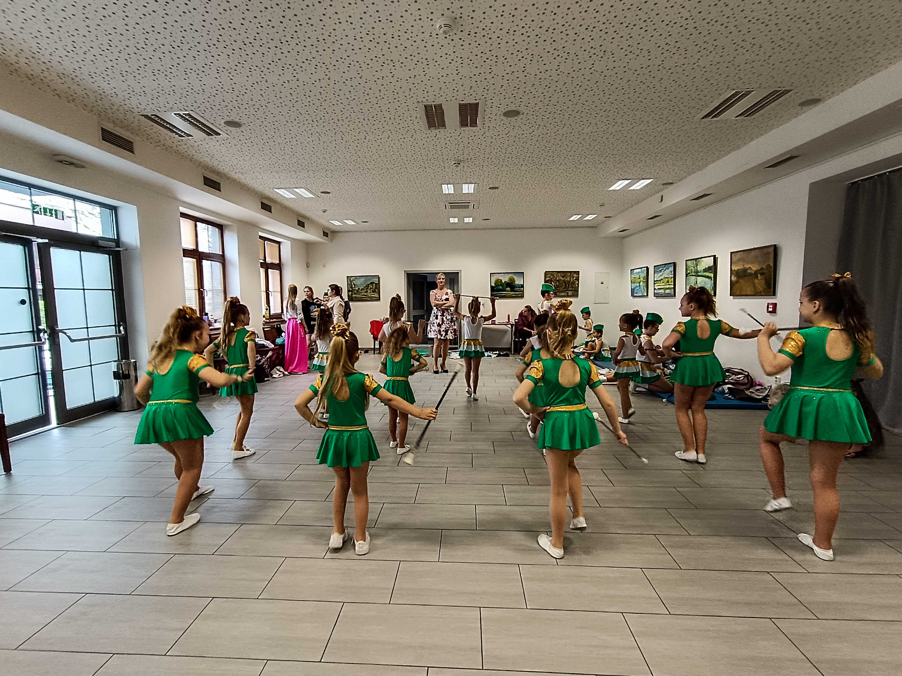 zdjęcie tańczących dzieci