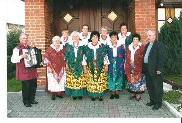 Zespół Podbuczanki z śp. ks. Janem Bracikiem, rok 1995.